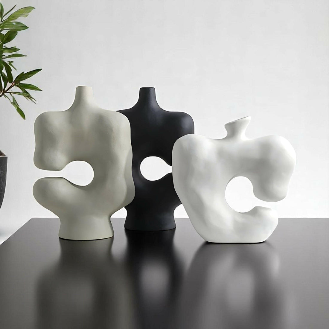 Jarrón de Cerámica Negro para Decoración Contemporánea.